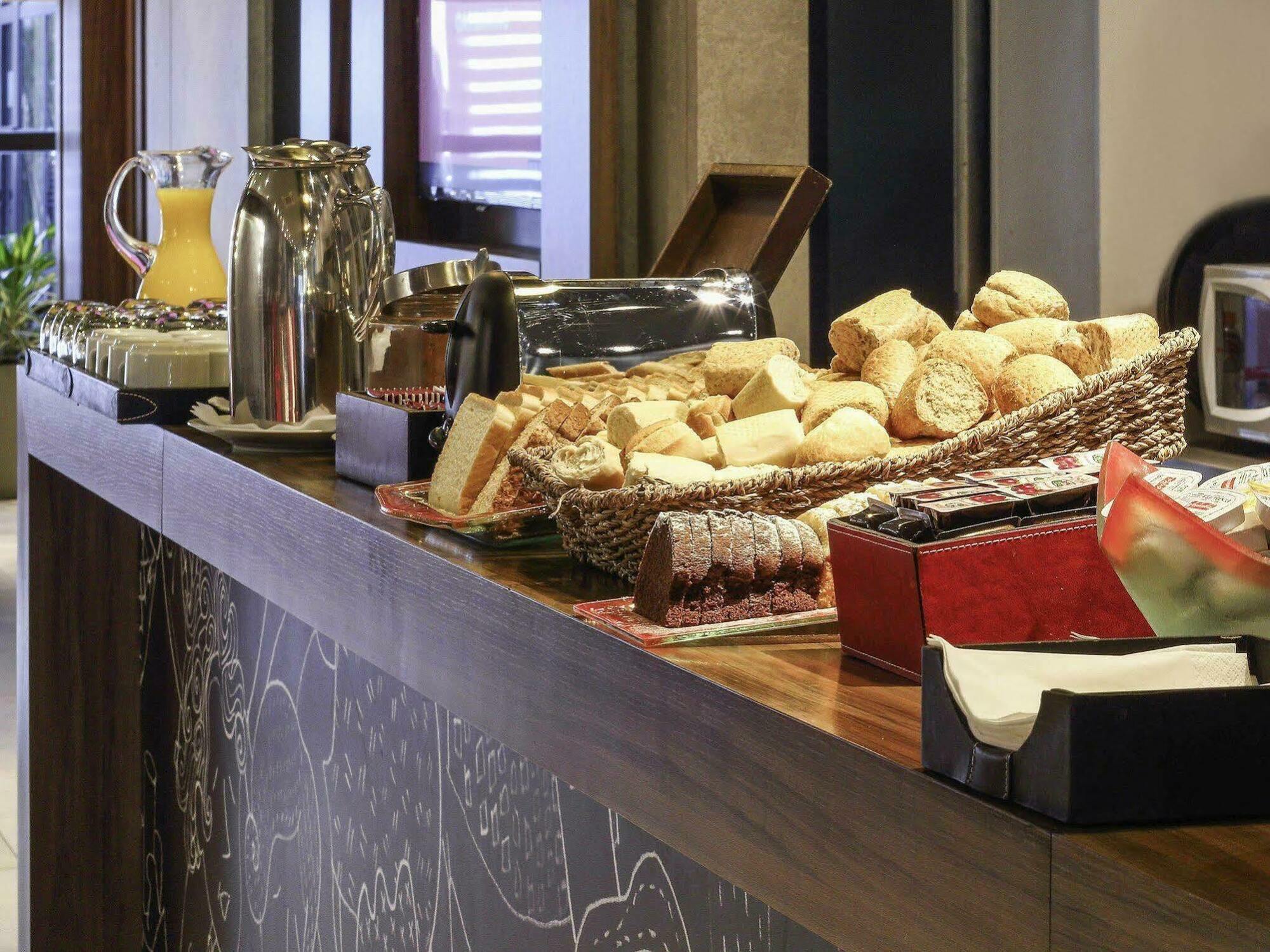 Готель Ibis Buenos Aires Obelisco Екстер'єр фото